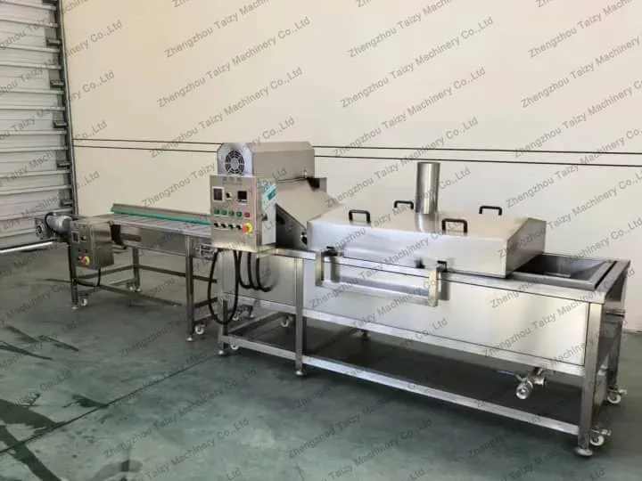 Potato fryer machine with conveyor