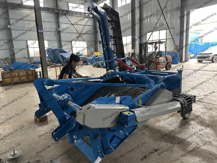 Potato digging machine